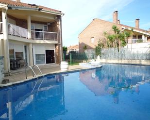 Piscina de Casa adosada en venda en Santa Cruz de Bezana amb Calefacció, Jardí privat i Parquet