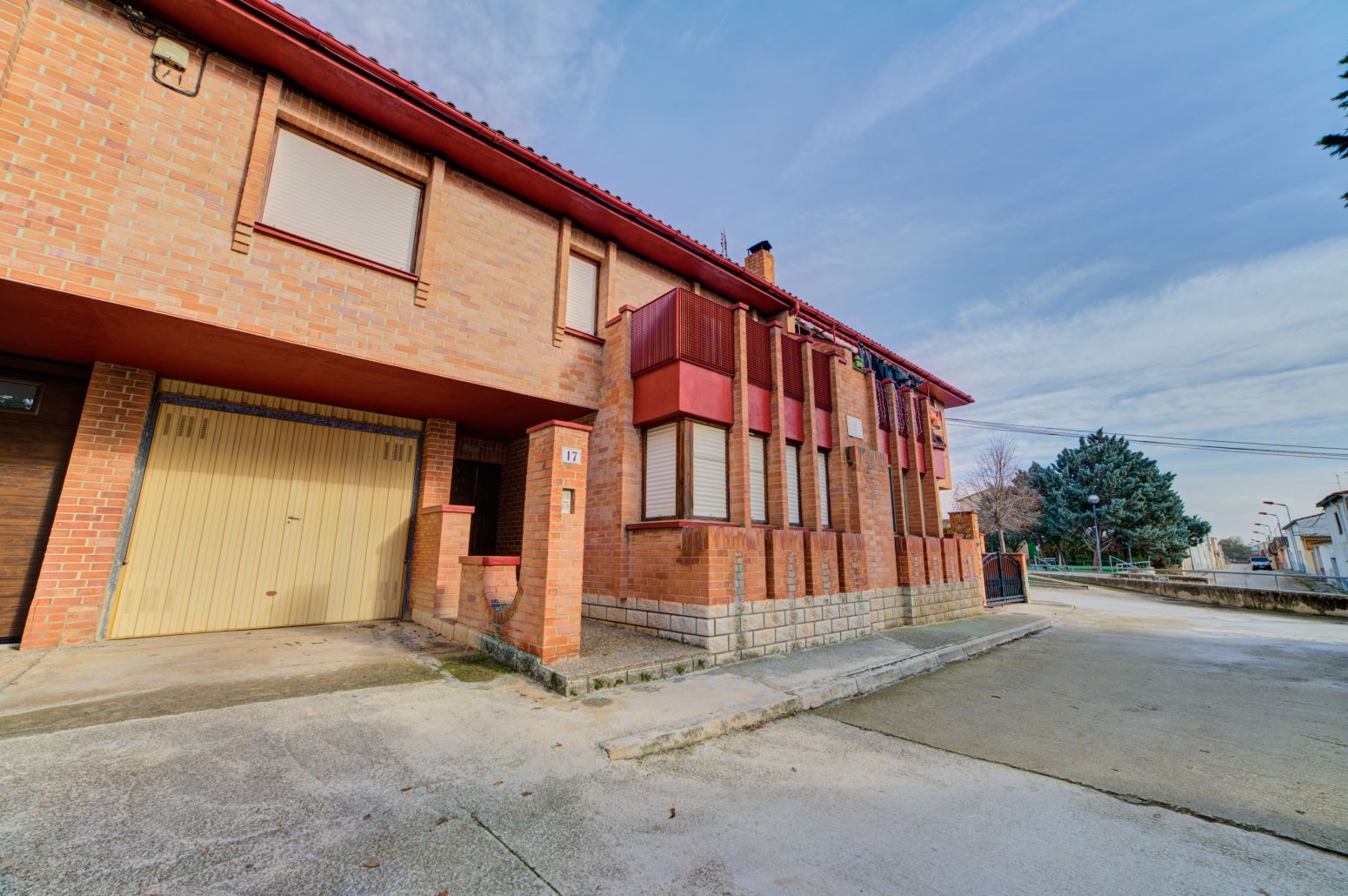Vista exterior de Casa adosada en venda en Villafranca amb Calefacció, Jardí privat i Terrassa