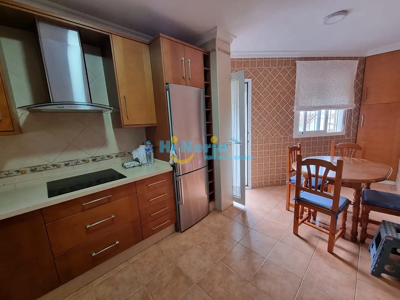 CHALET PAREADO 4 DORMITORIOS CON JARDÍN , SOTANO TERRAZA Y PATIO CON BARBACOA  2 PLAZAS DE PARKING  NERJA, Bild 2