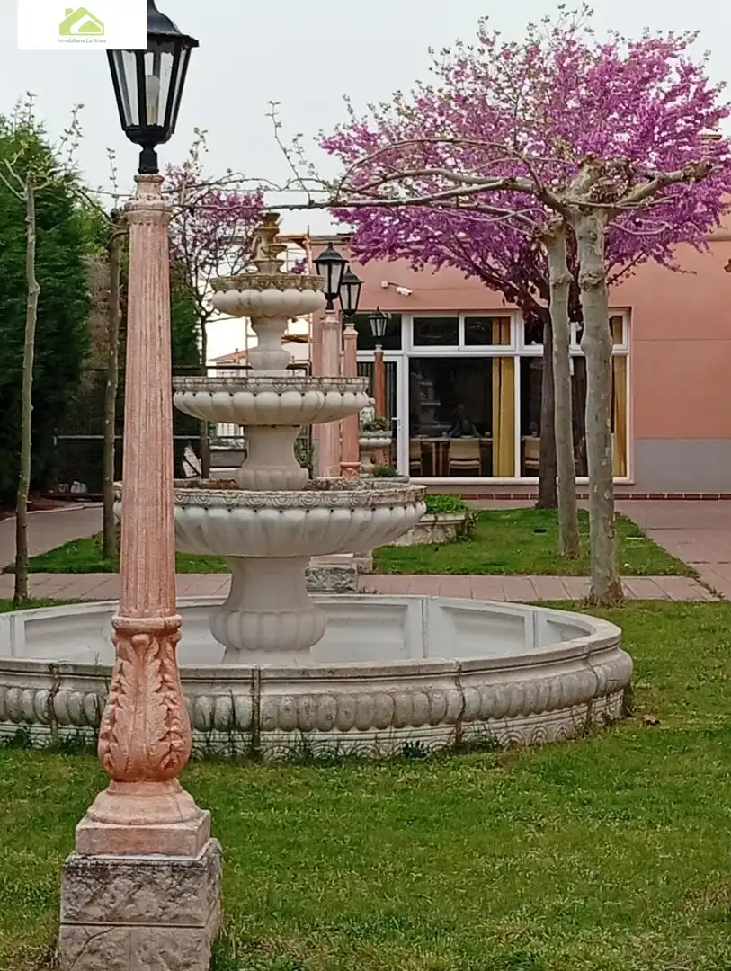 Außenansicht von Gebäude zum Verkauf in Gema