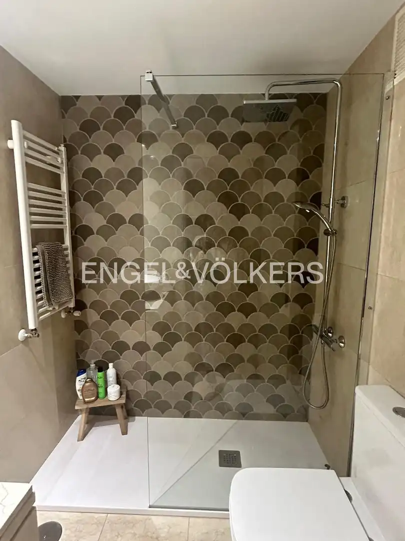 Bathroom of Flat for rent in Madrid  with Heating, Parquet flooring and Swimming Pool