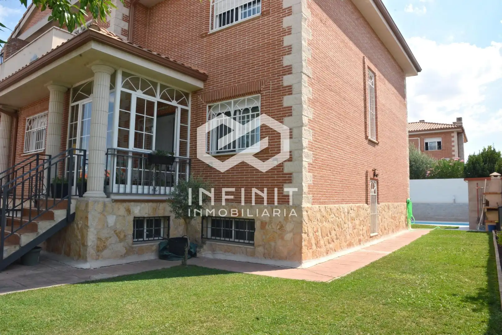 Vista exterior de Casa adosada en venda en Torrejón del Rey amb Calefacció, Jardí privat i Terrassa