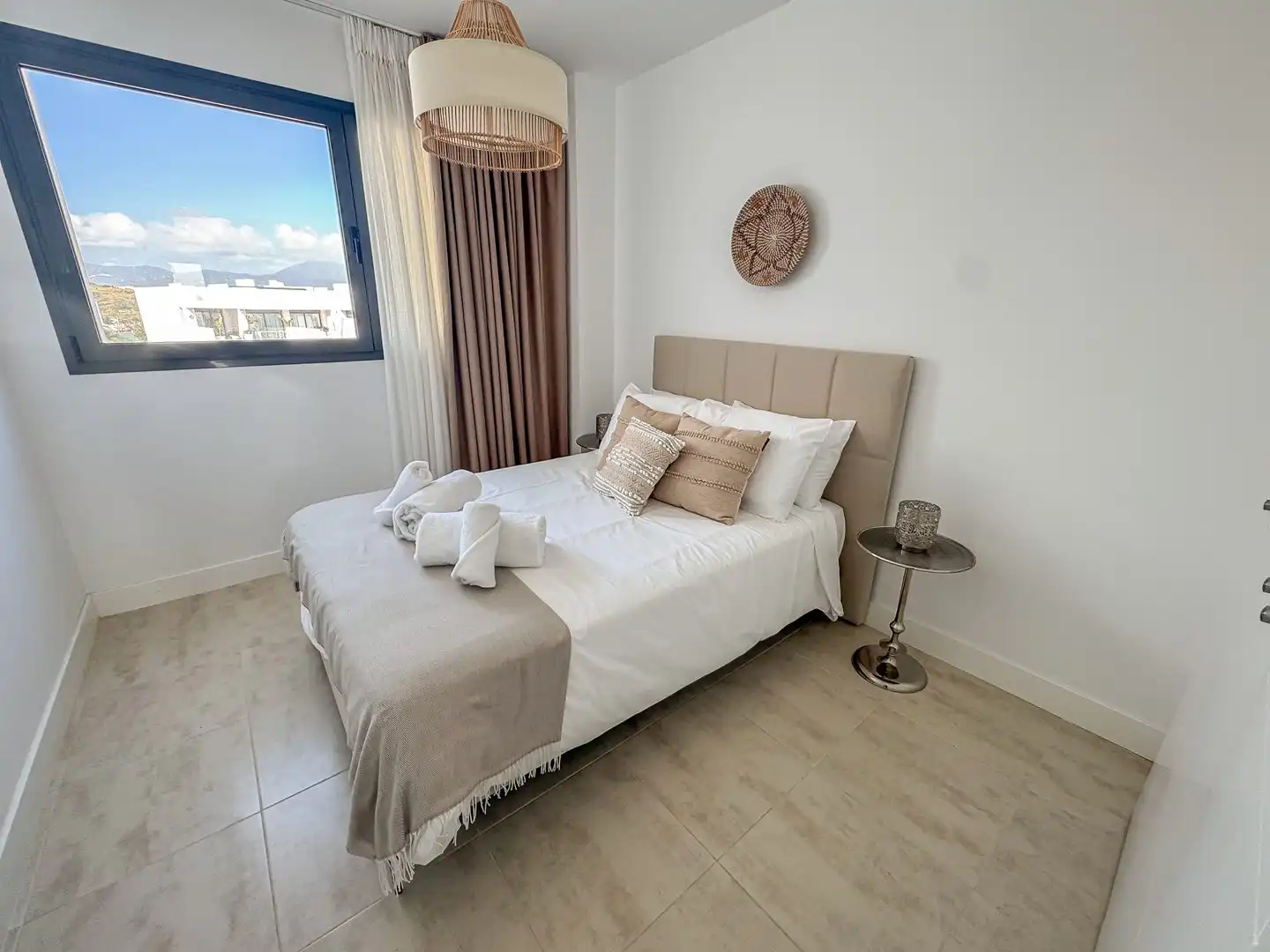 Schlafzimmer von Dachboden zum Verkauf in Manilva mit Klimaanlage, Heizung und Terrasse