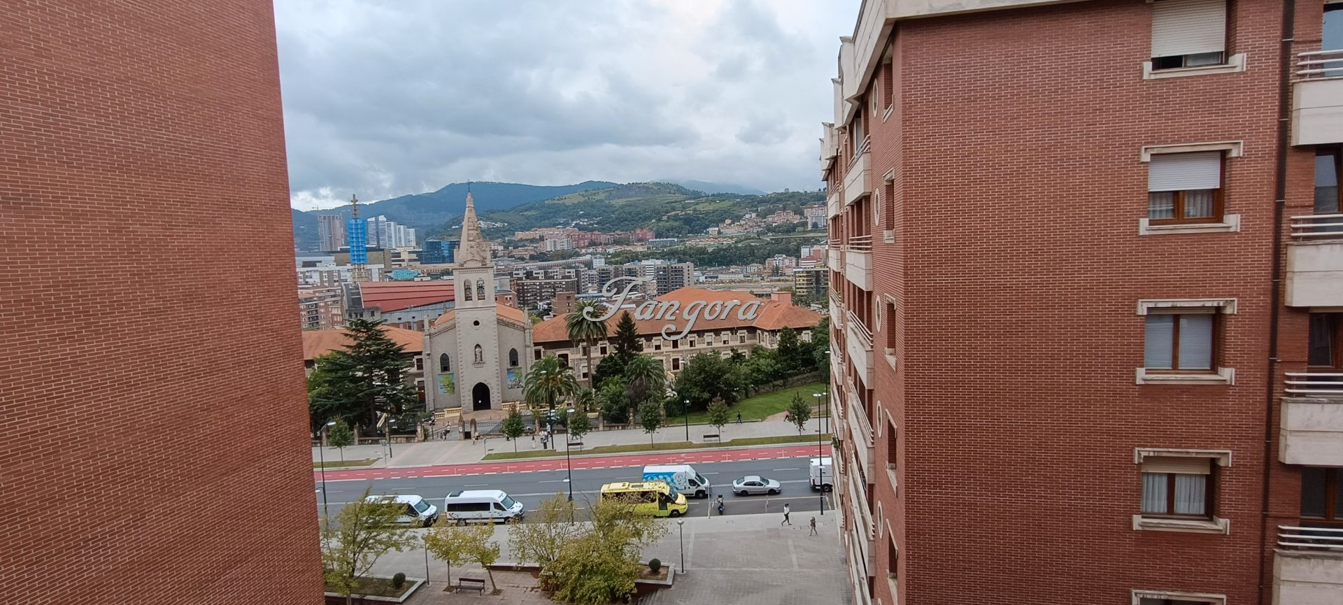 Vista exterior de Pis en venda en Bilbao  amb Calefacció, Parquet i Terrassa