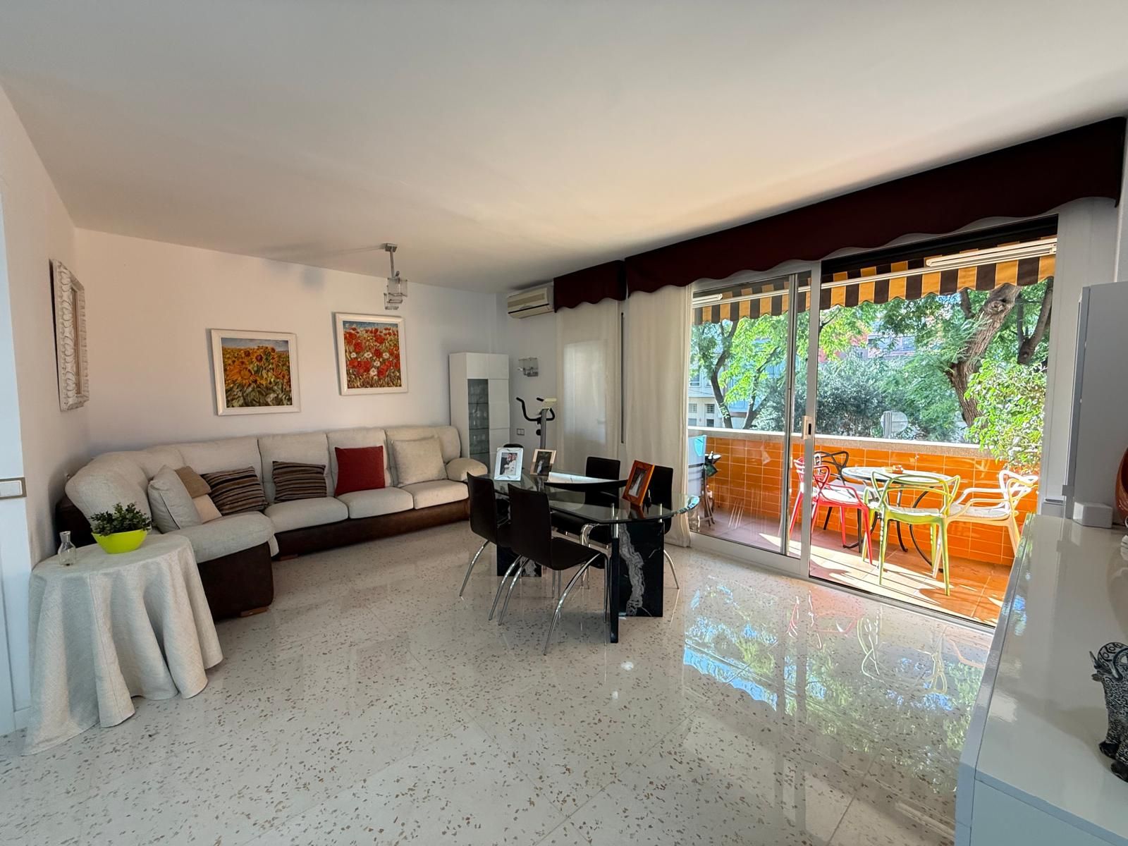 Living room of Flat for sale in Cornellà de Llobregat  with Heating, Terrace and Swimming Pool