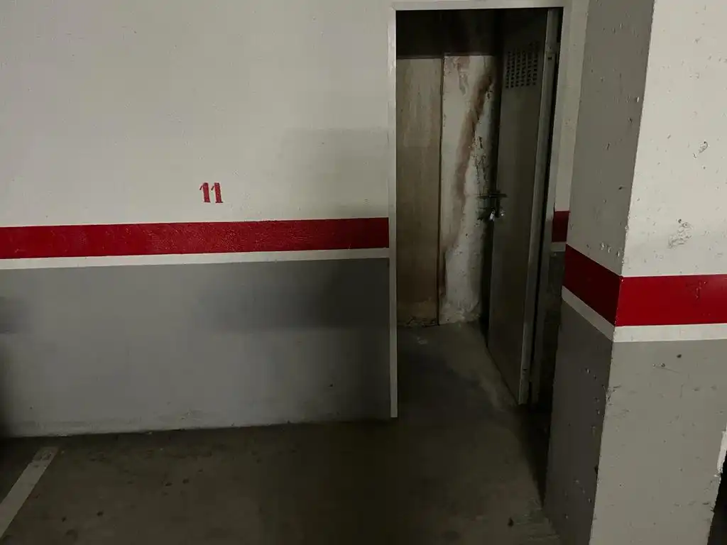 Parking with lift for sale in Carrer de Castella, imagen 3