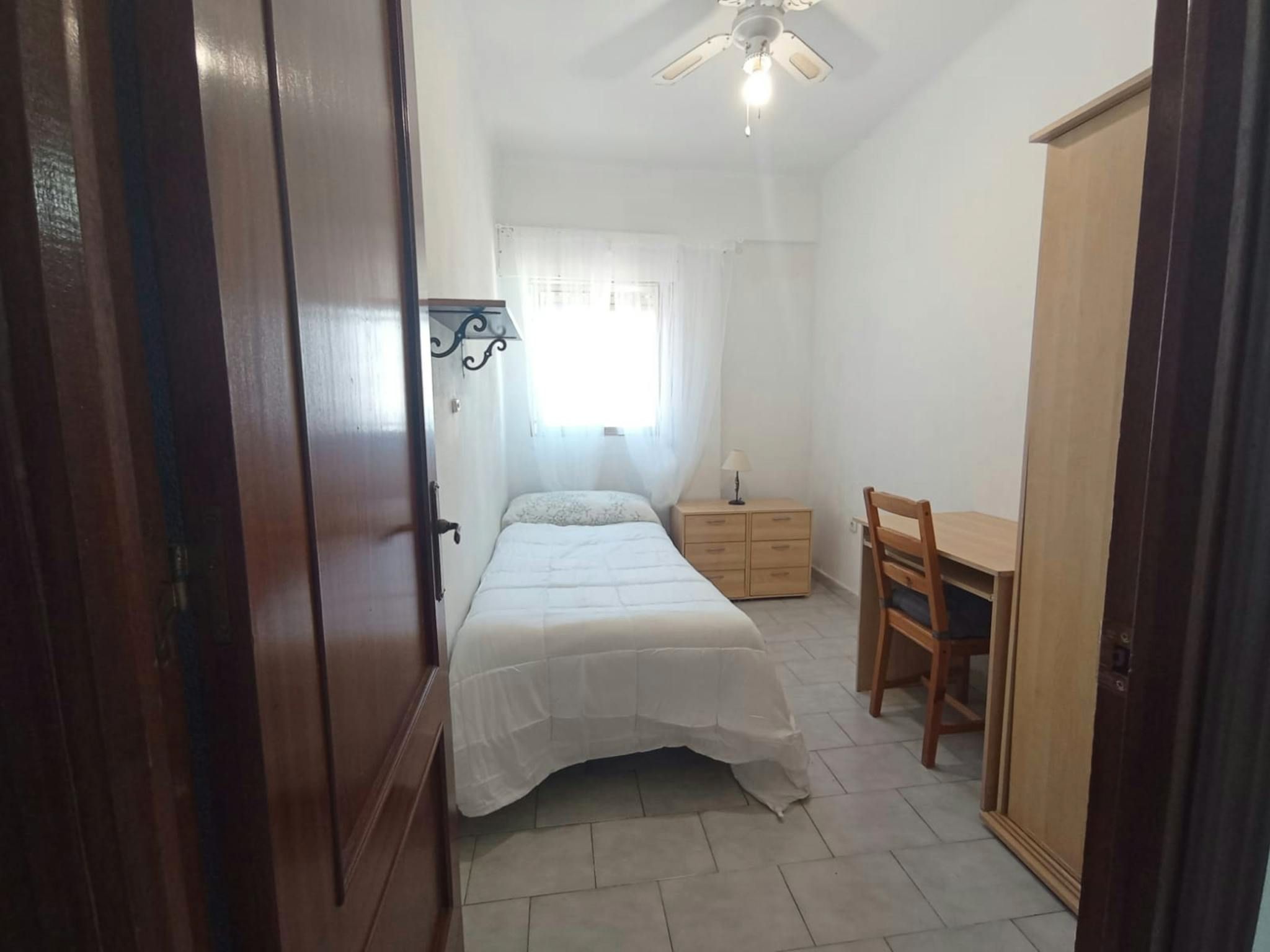 Bedroom of Flat to share in  Sevilla Capital  with Air Conditioner, Furnished and Washing machine