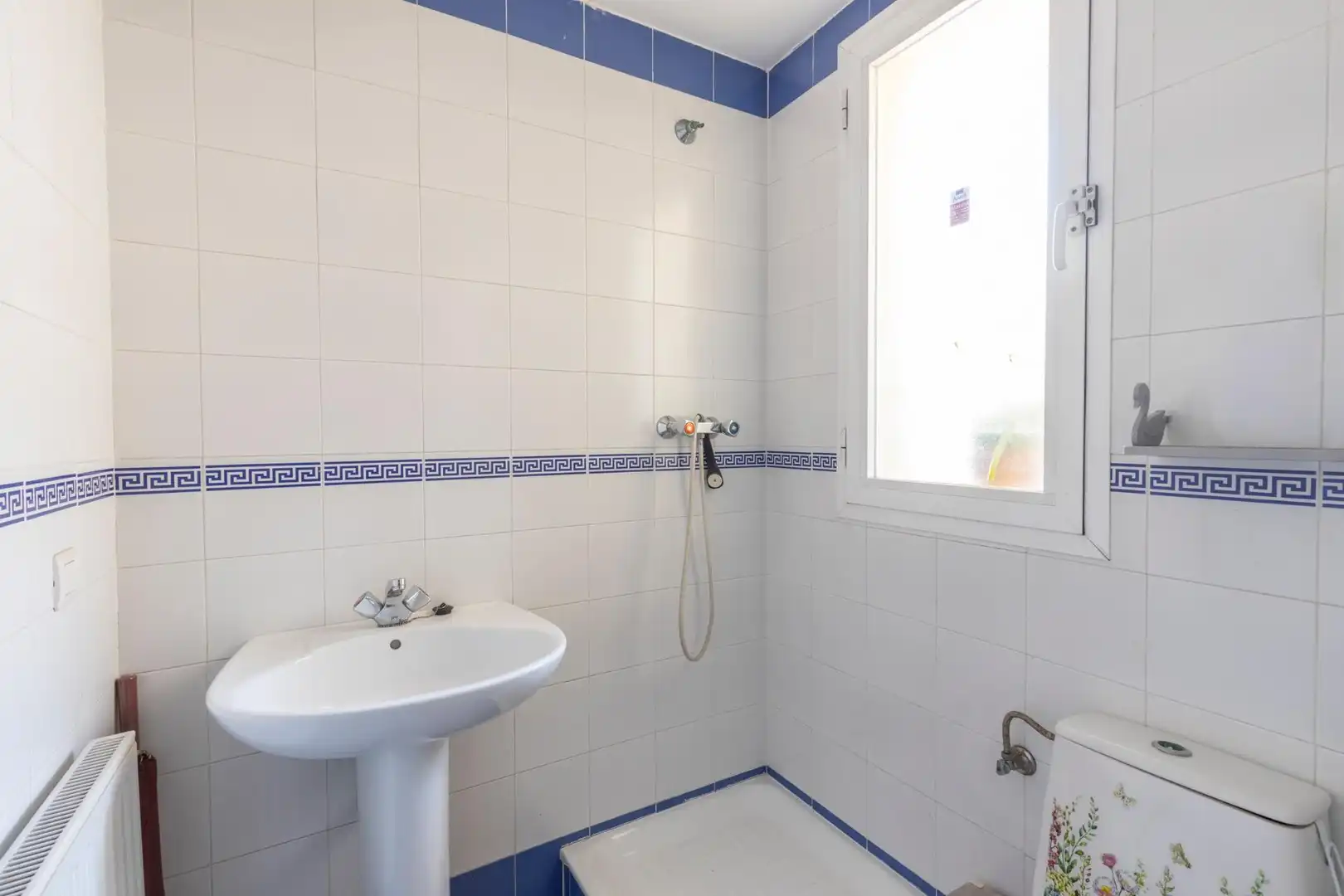 Baño de Piso en venta en Granada con Calefacción, Terraza y Amueblado