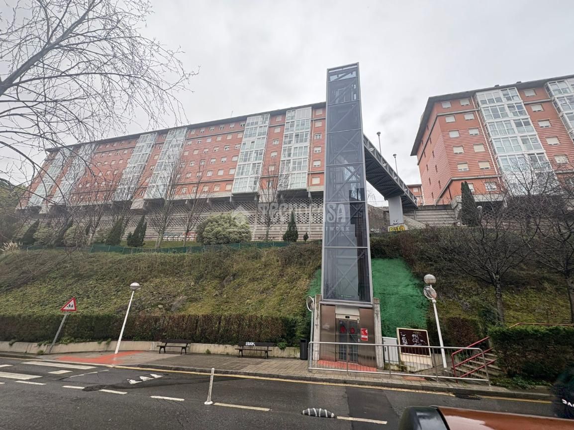 Vista exterior de Pis en venda en Bilbao  amb Calefacció i Traster