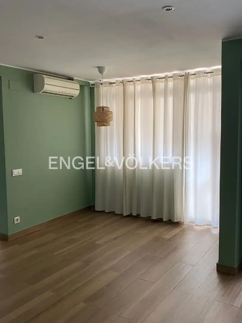 Bedroom of Flat for sale in Barcelona  with Air Conditioner, Heating and Balcony