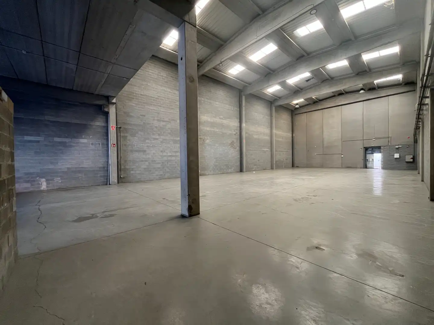 Industrial buildings for rent in Salt