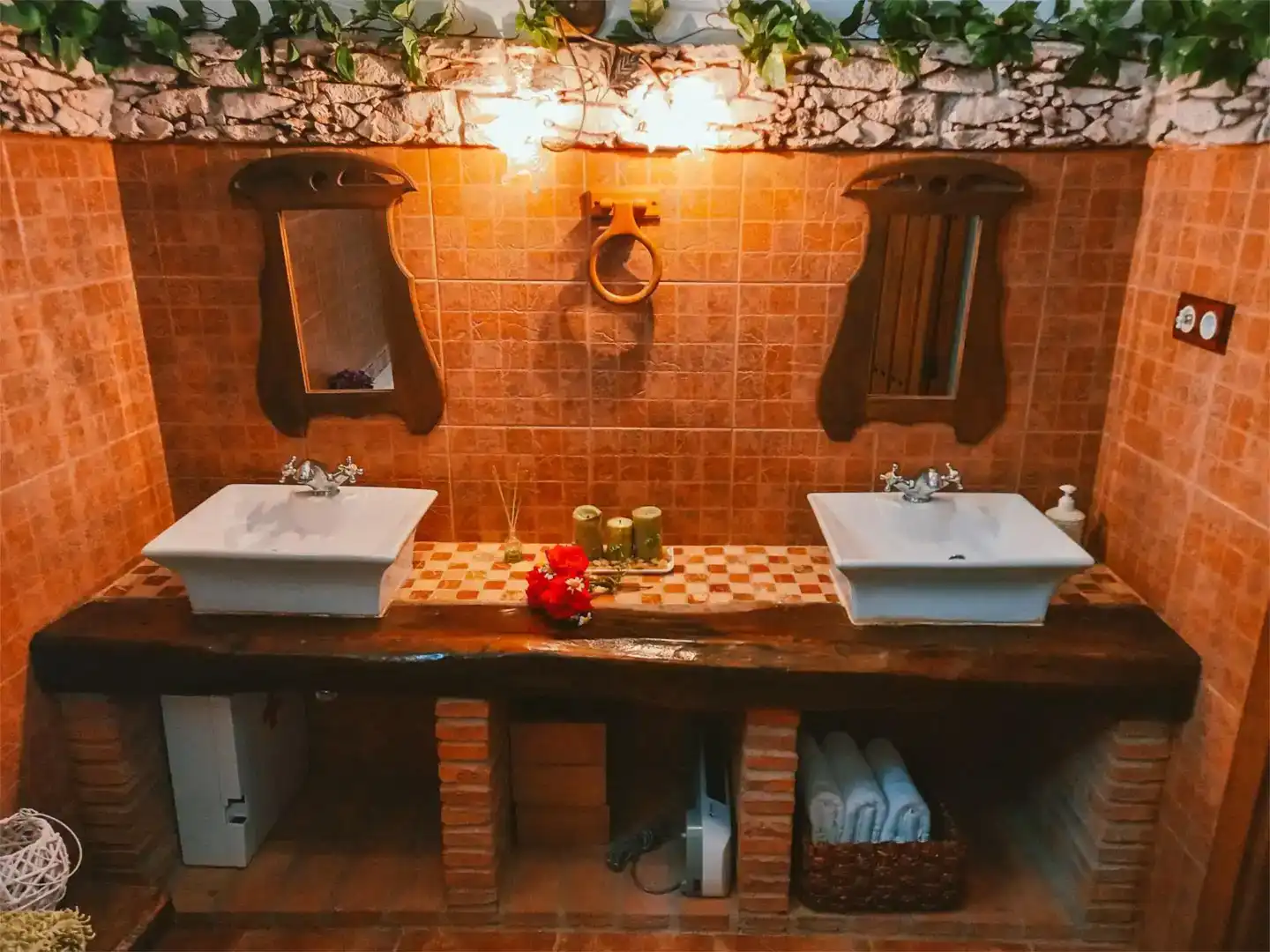 Bany de Finca rústica en venda en Laroya amb Jardí privat, Piscina i Moblat