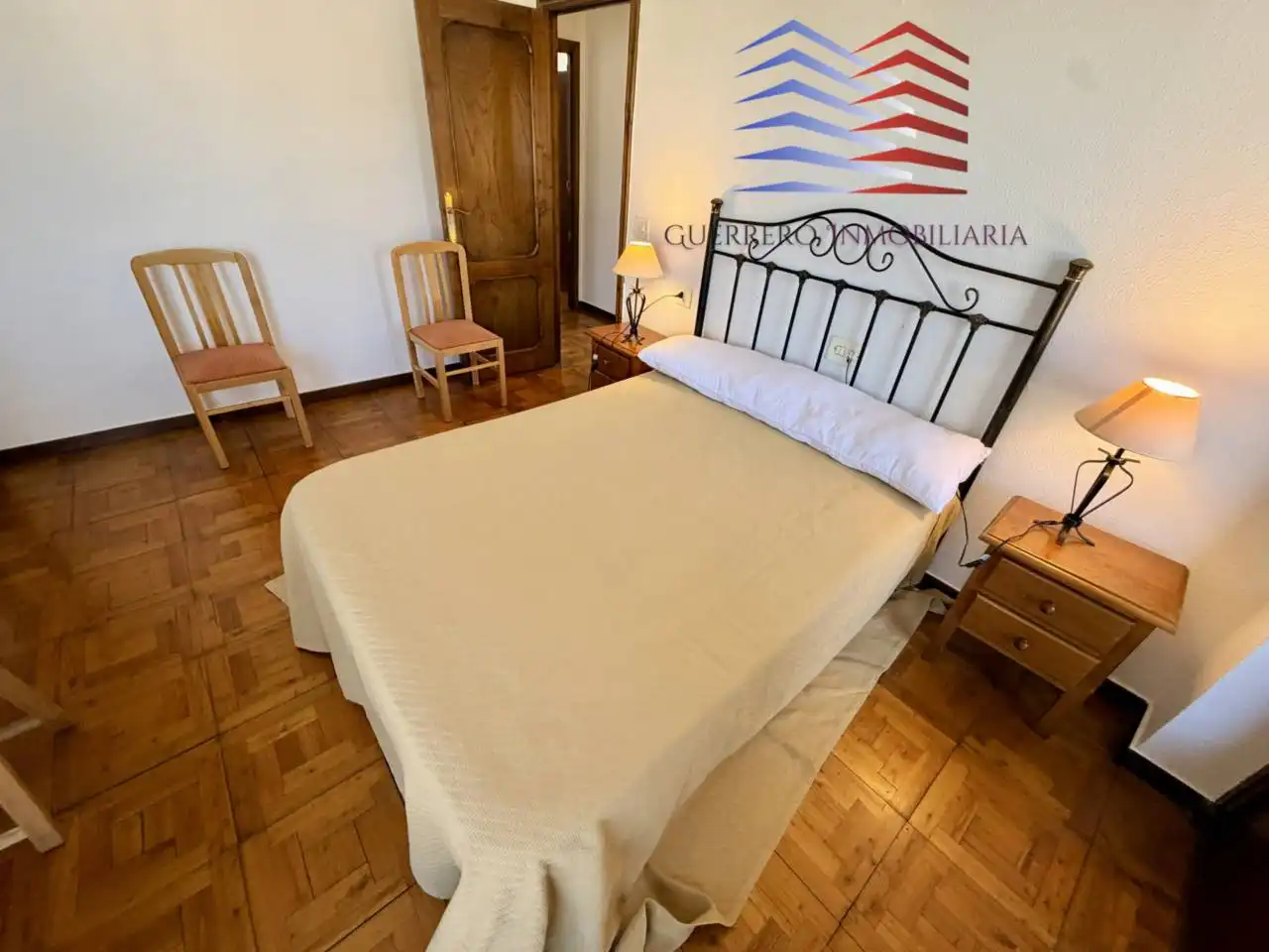 Dormitori de Pis de lloguer en Ourense Capital  amb Calefacció, Parquet i Traster