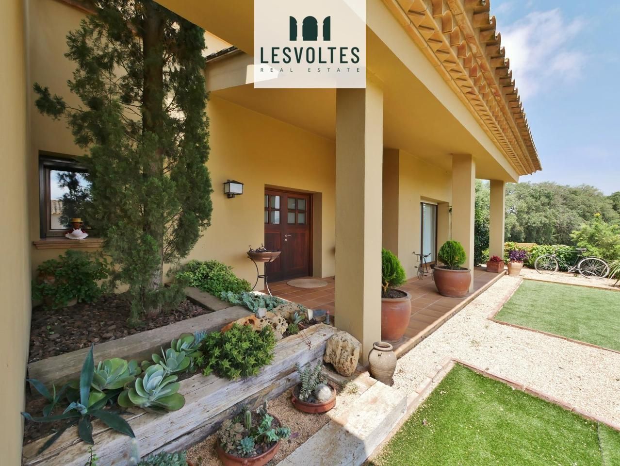 Vista exterior de Casa o xalet en venda en Mont-ras amb Aire condicionat, Calefacció i Jardí privat