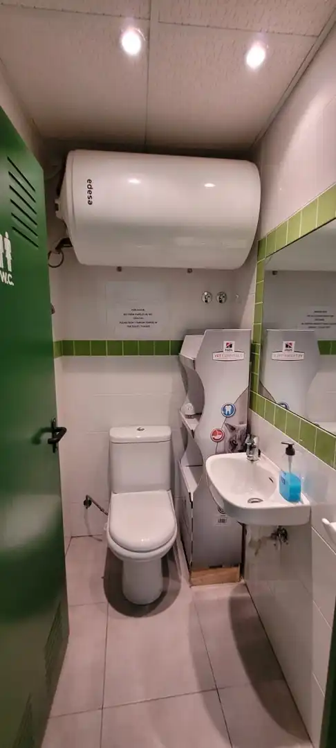 Baño de Local en venta en Sotogrande con Aire acondicionado