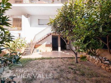Casa bifamiliare con balcone in vendita a Carrer c pau cuscó