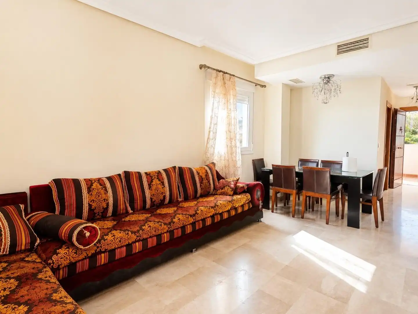 Sala d'estar de Pis en venda en Benalmádena amb Aire condicionat, Jardí privat i Terrassa