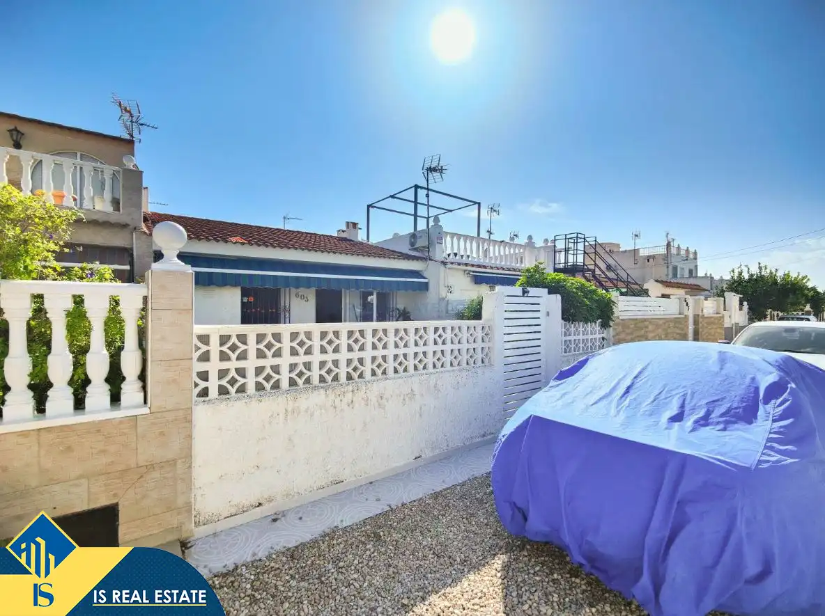 Vista exterior de Casa adosada en venta en Torrevieja con Aire acondicionado, Calefacción y Jardín privado