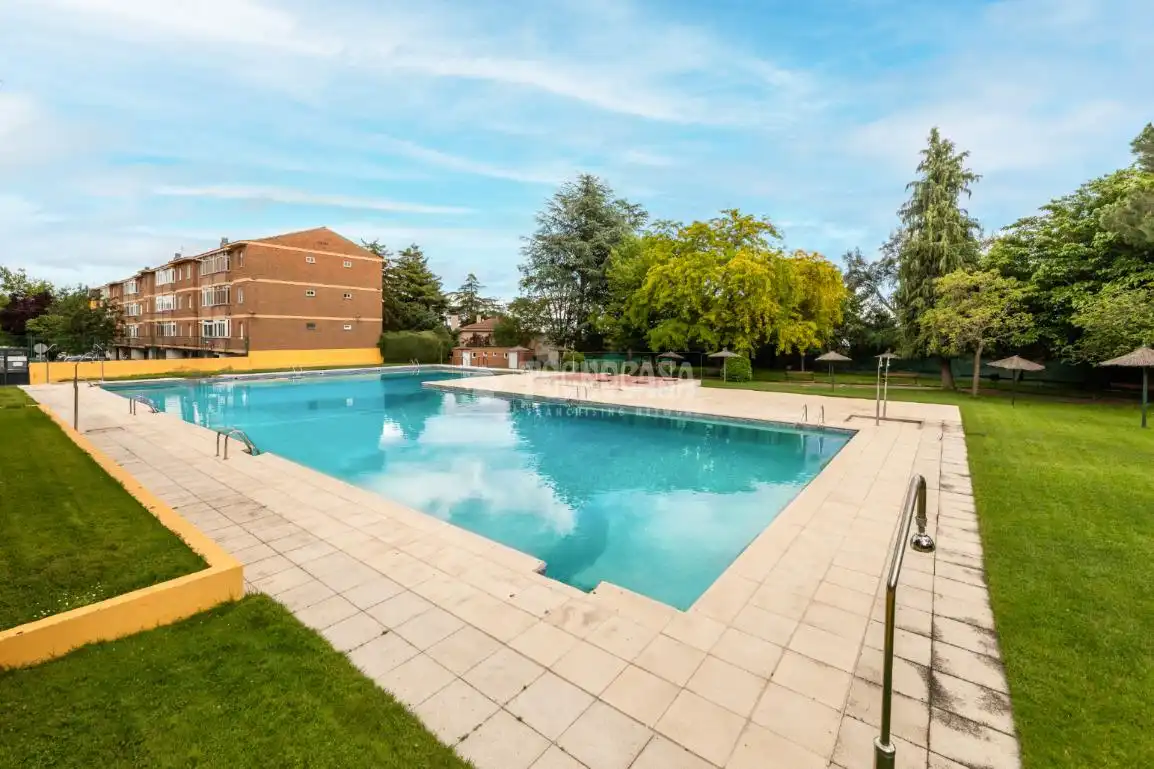 Schwimmbecken von Wohnung zum Verkauf in Hoyo de Manzanares mit Klimaanlage, Heizung und Gemeinschaftspool