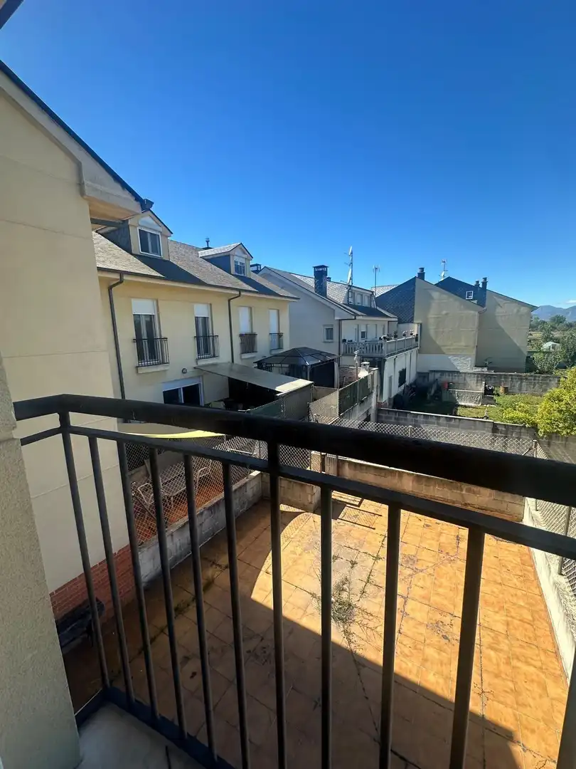 Vista exterior de Casa adosada en venta en Ponferrada con Calefacción