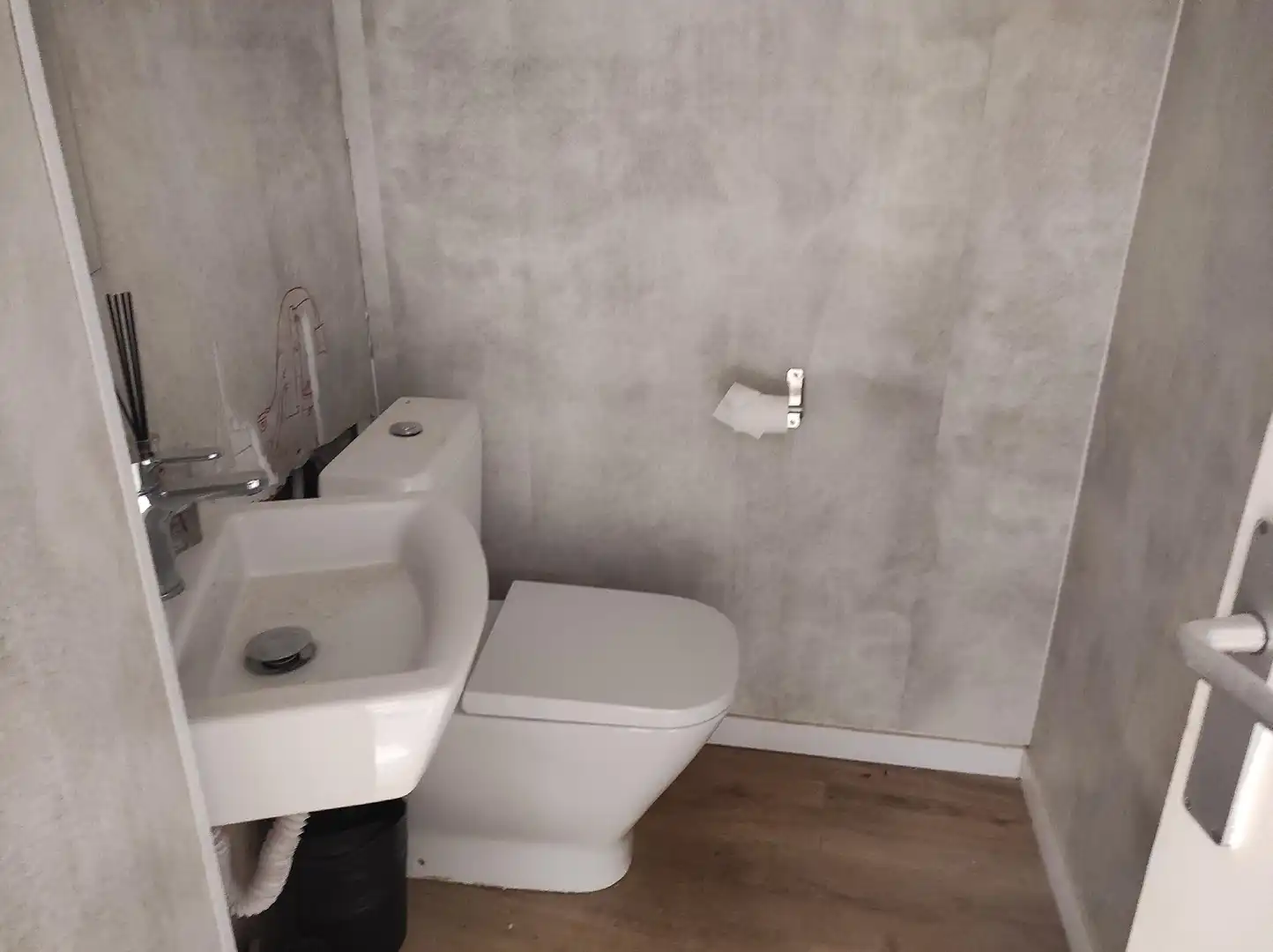 Bathroom of Commercial properties for rent in Esplugues de Llobregat