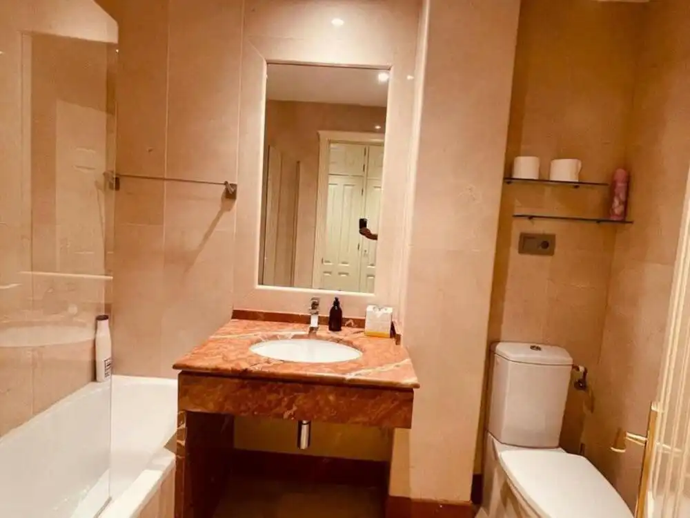 Baño de Planta baja de alquiler en Marbella con Aire acondicionado, Terraza y Piscina