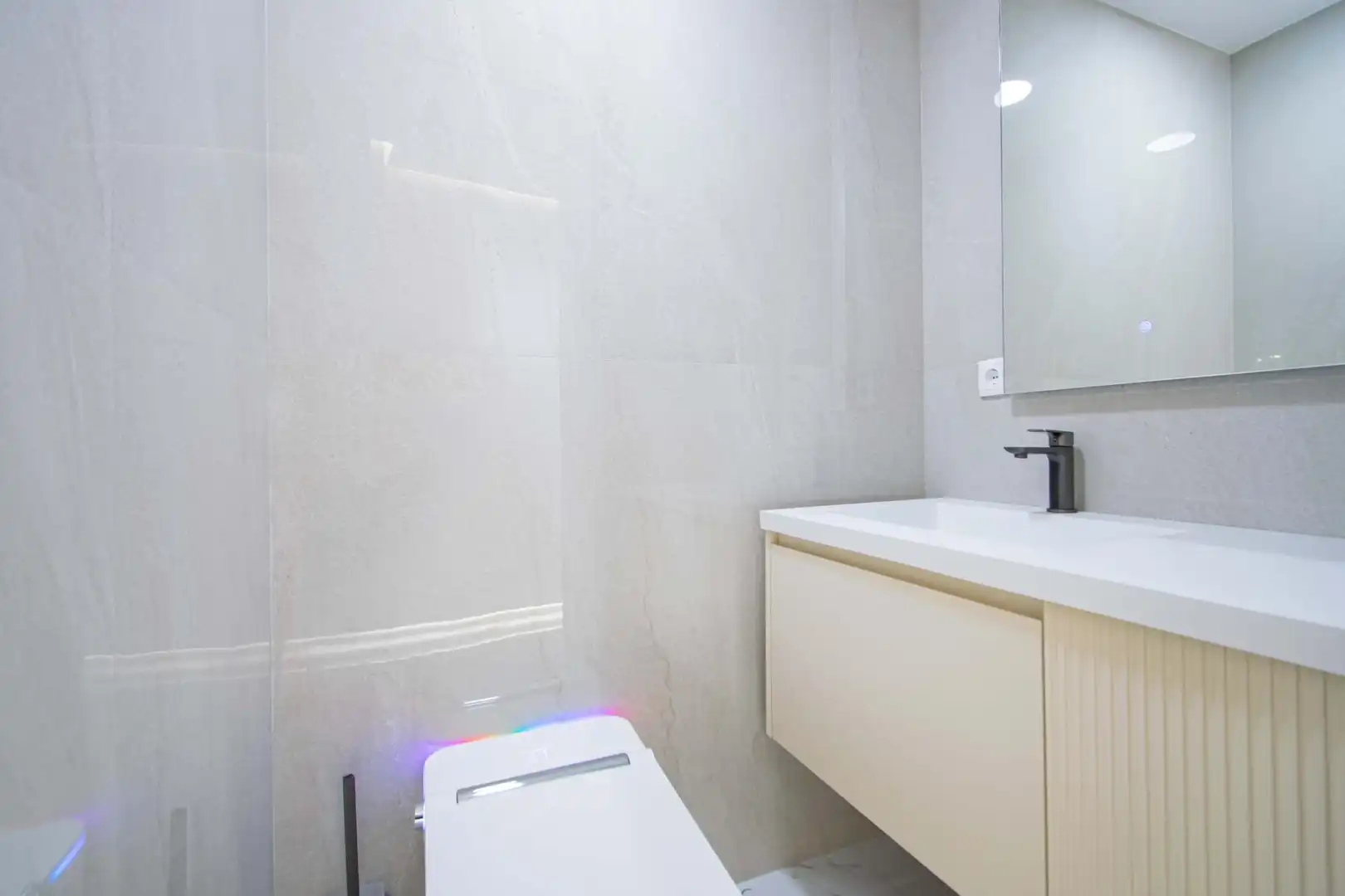 Bathroom of Flat for sale in Sevilla  with Air Conditioner, Heating and Furnished