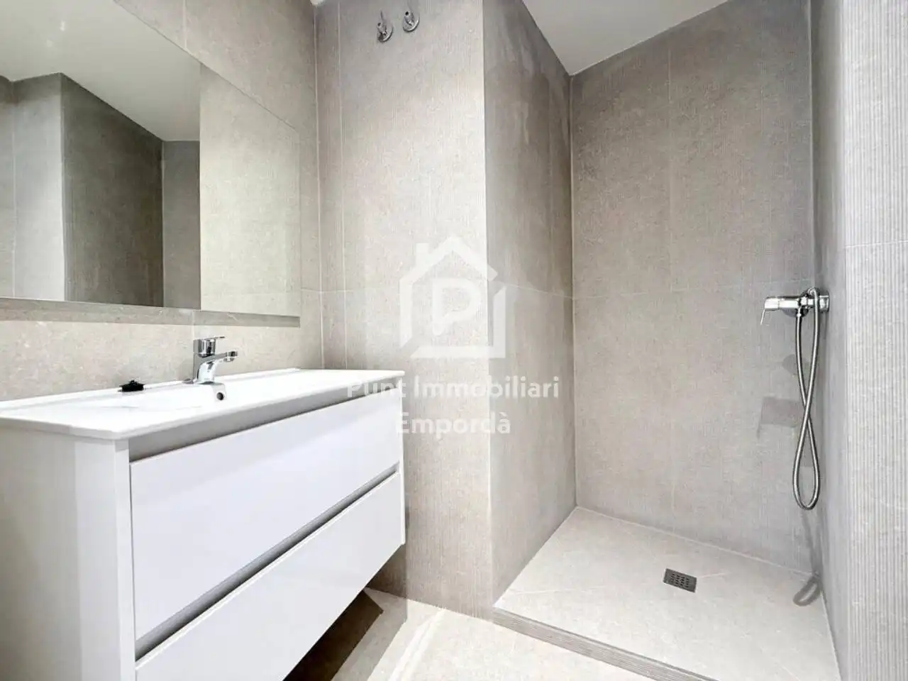 Badezimmer von Wohnung zum Verkauf in Figueres mit Klimaanlage, Heizung und Terrasse