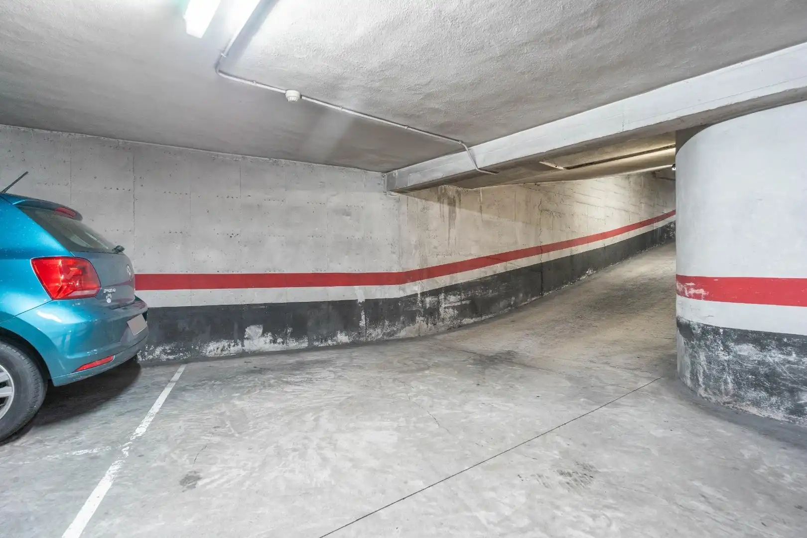 Aparcament de Pis en venda en Oviedo  amb Parquet, Moblat i Jacuzzi