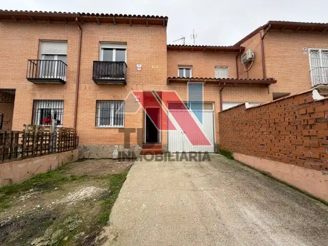 Vista exterior de Casa o xalet en venda en Otero amb Calefacció, Jardí privat i Balcó