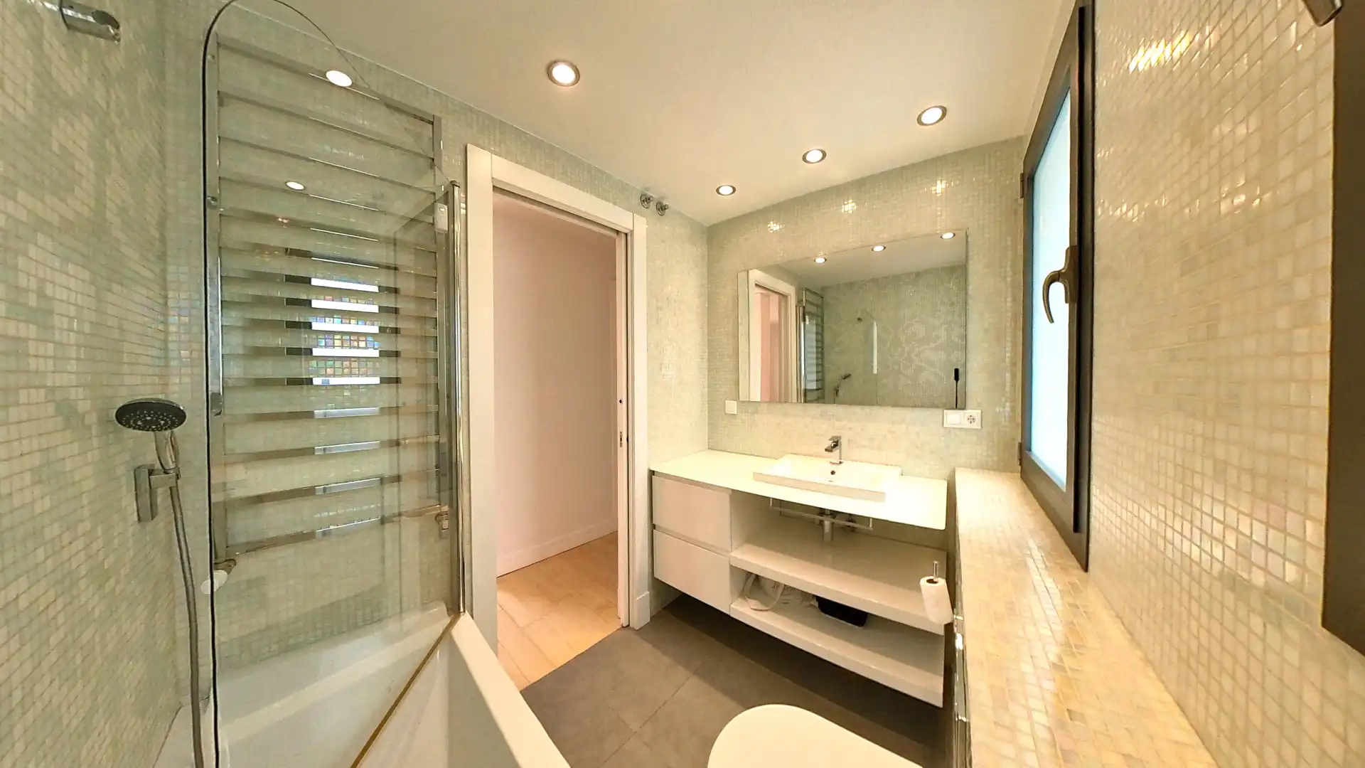 Baño de Ático de alquiler en Madrid con Aire acondicionado, Terraza y Trastero