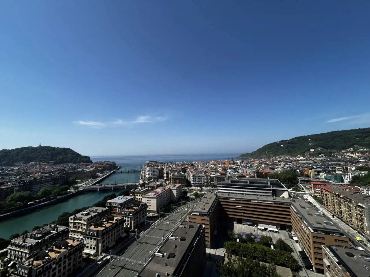 Vista exterior de Pis en venda en Donostia - San Sebastián  amb Calefacció, Traster i Alarma