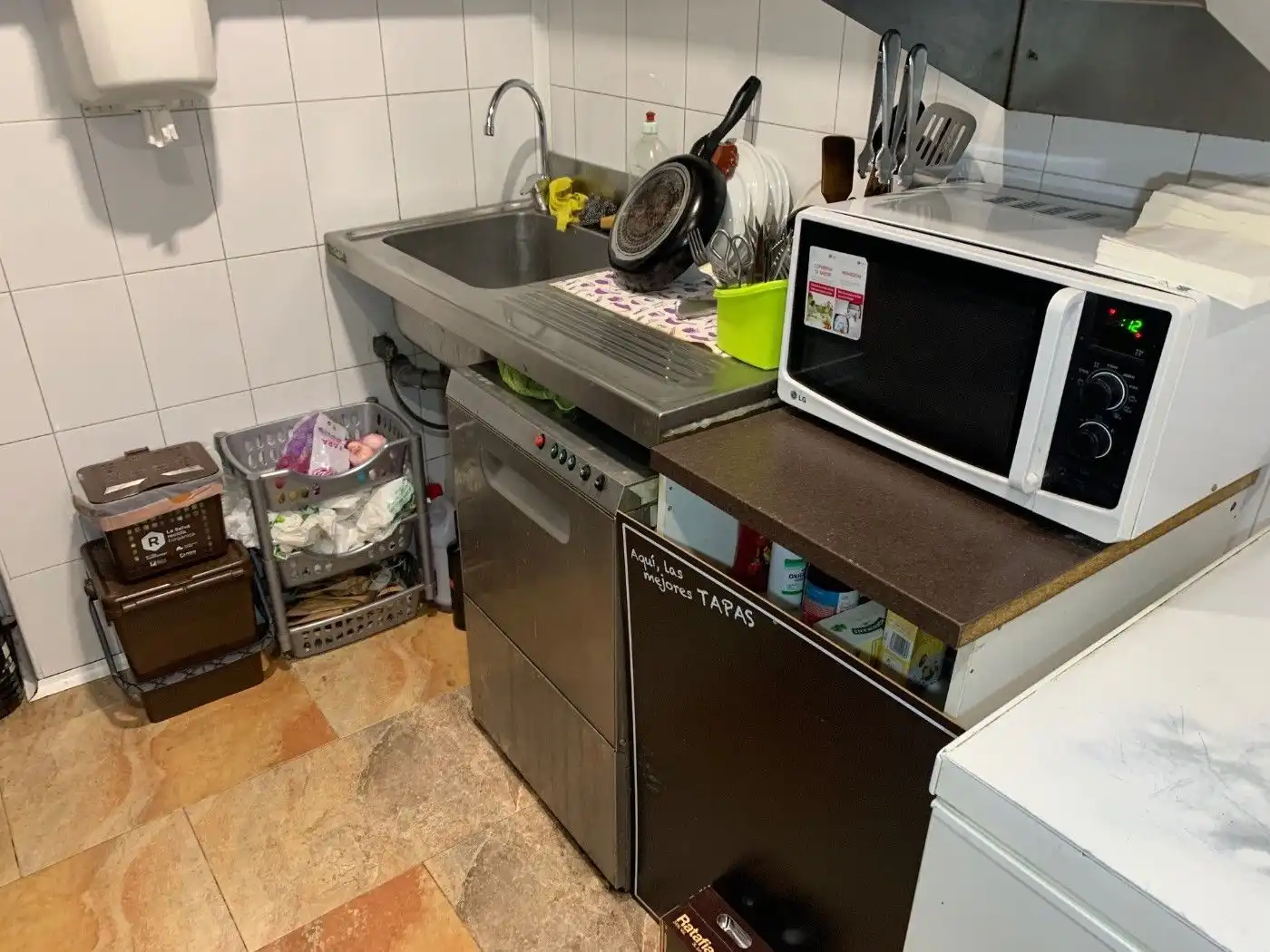 Cuina de Local en venda en Caldes de Malavella amb Terrassa i Moblat