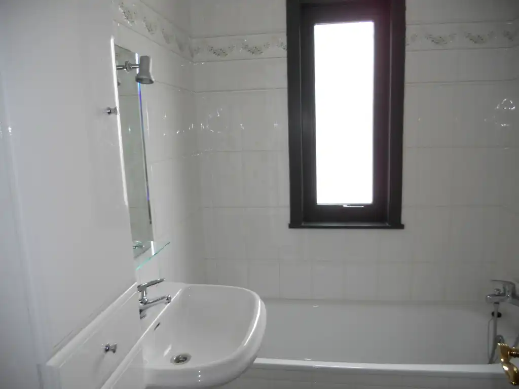 Baño de Piso de alquiler en Santiago de Compostela  con Calefacción, Trastero y Horno