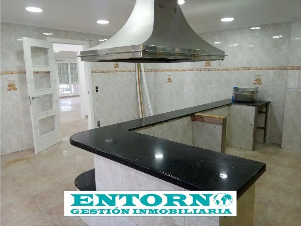 Cocina de Casa o chalet en venta en Santa Perpètua de Mogoda con Jardín privado, Terraza y Trastero