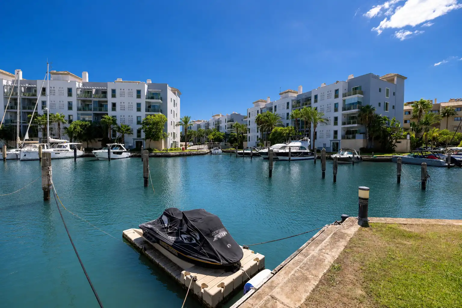 Vista exterior de Dúplex en venda en Sotogrande amb Aire condicionat, Terrassa i Traster