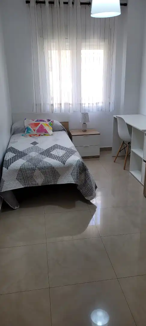 Habitación de Piso de alquiler en Cuenca con Calefacción, Parquet y Amueblado