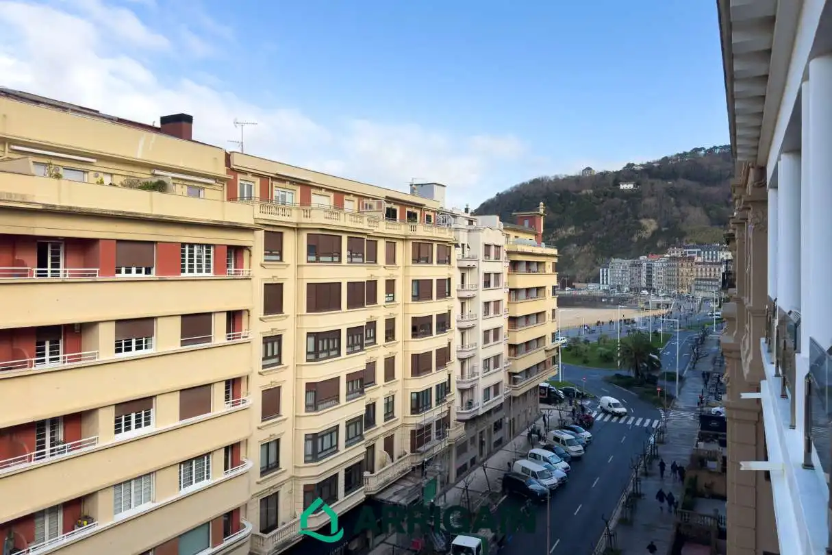 Vista exterior de Pis en venda en Donostia - San Sebastián  amb Calefacció, Terrassa i Balcó