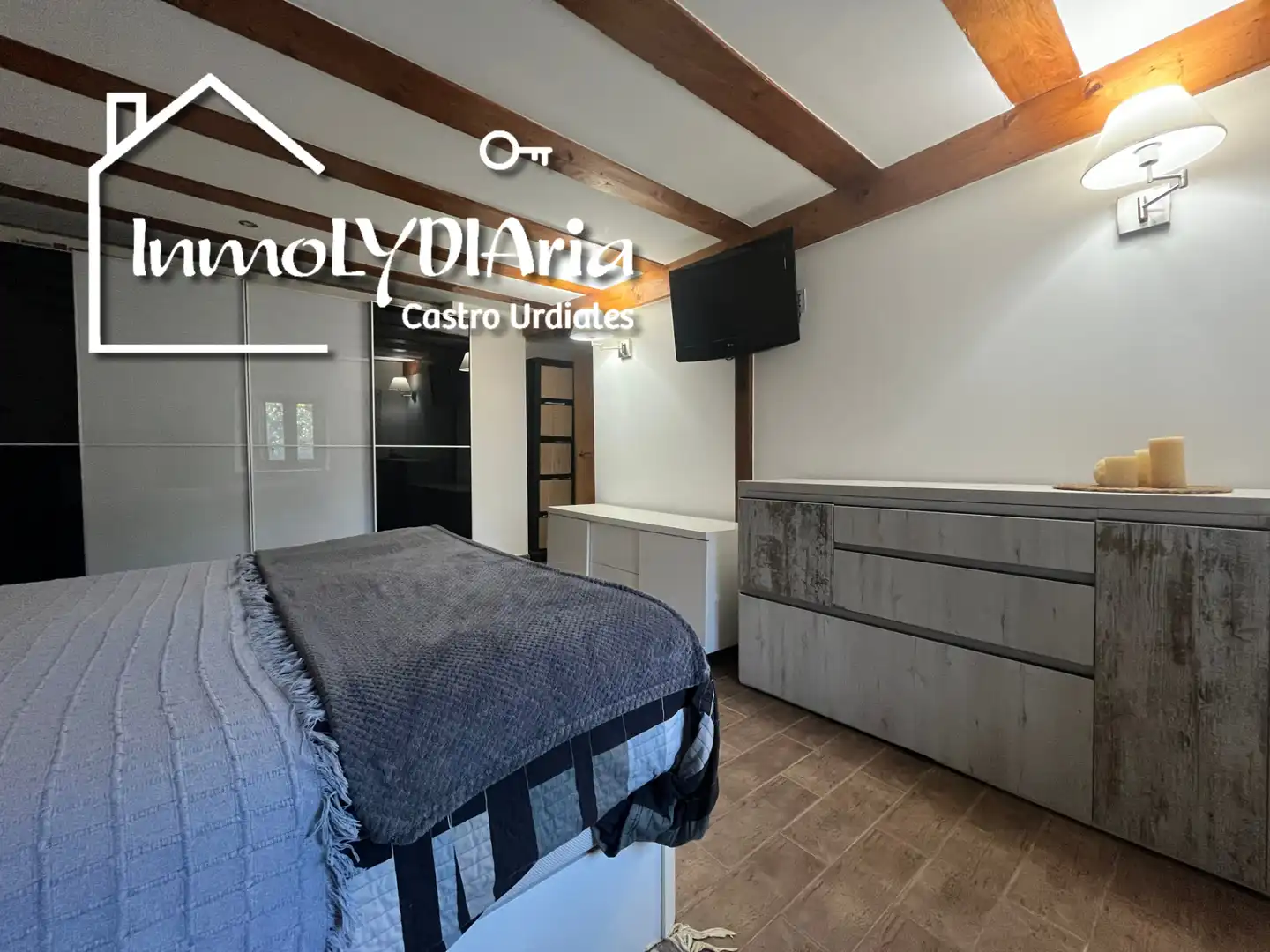 Habitación de Casa adosada en venta en Castro-Urdiales con Calefacción, Parquet y Terraza