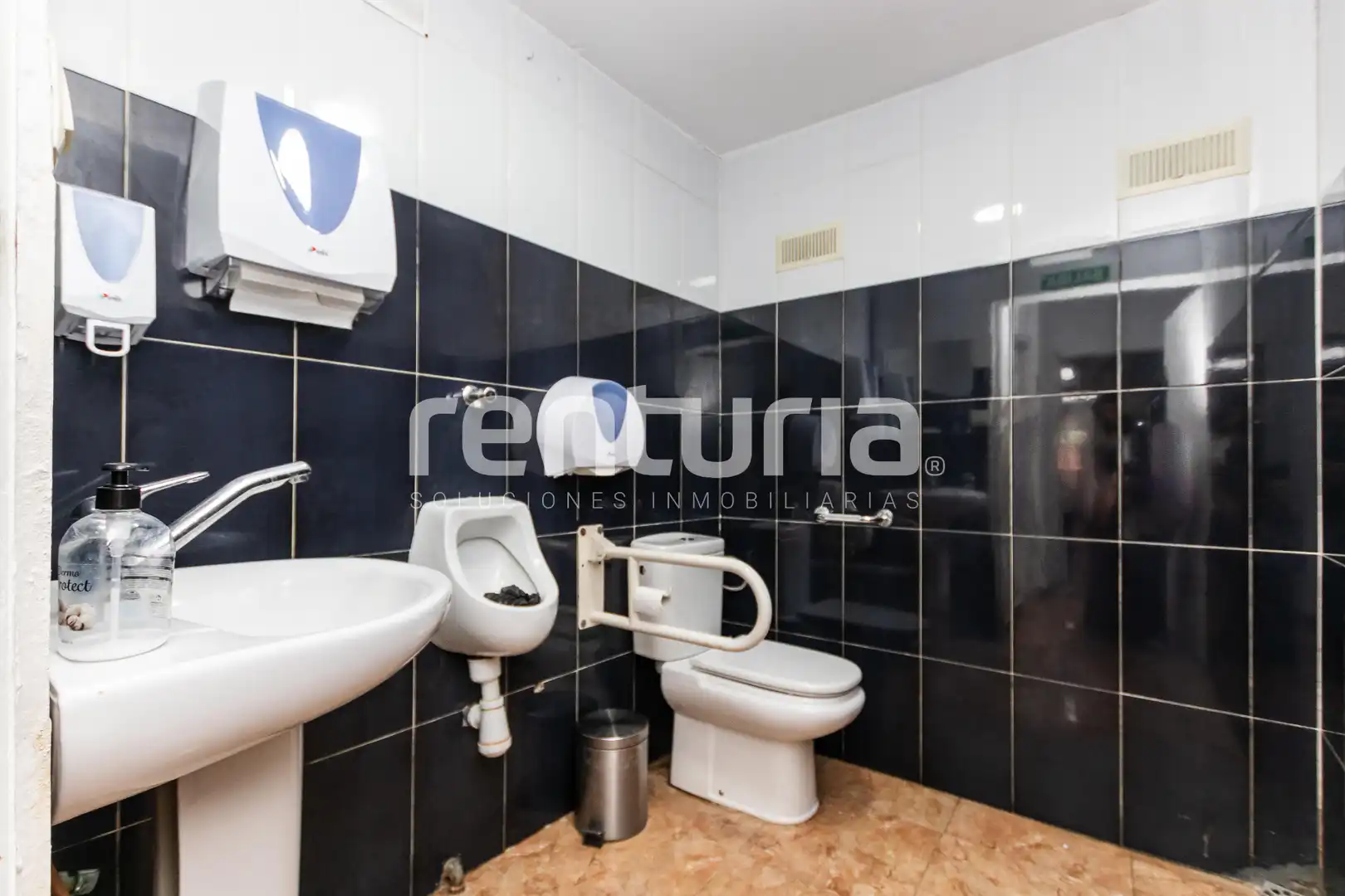 Baño de Local en venta en Gandia con Aire acondicionado, Terraza y Amueblado