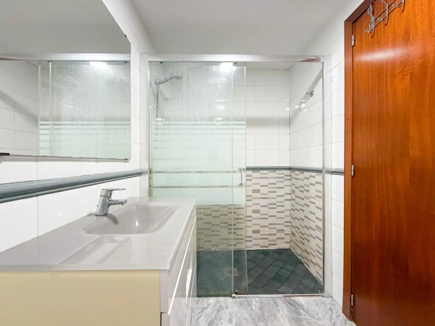 Badezimmer von Wohnung zum Verkauf in Vila-seca mit Parkett