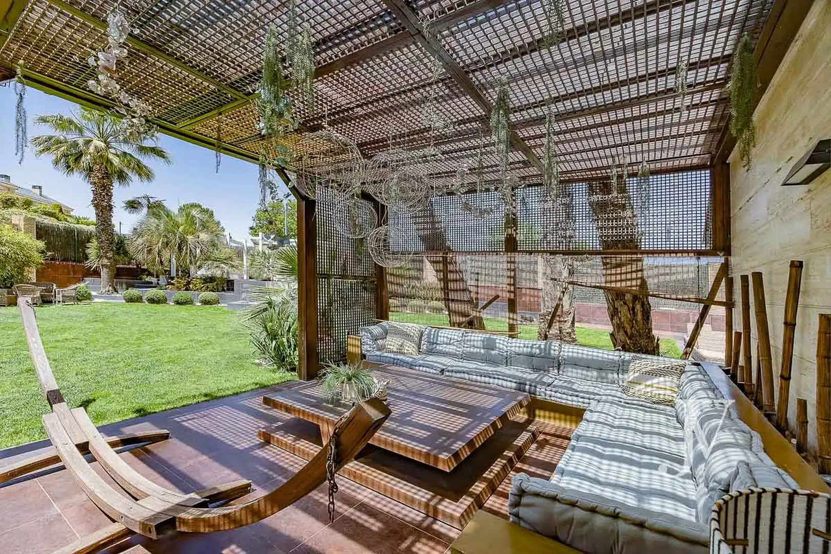 Terrasse von Einfamilien-Reihenhaus zum Verkauf in Pozuelo de Alarcón mit Klimaanlage, Heizung und Privatgarten