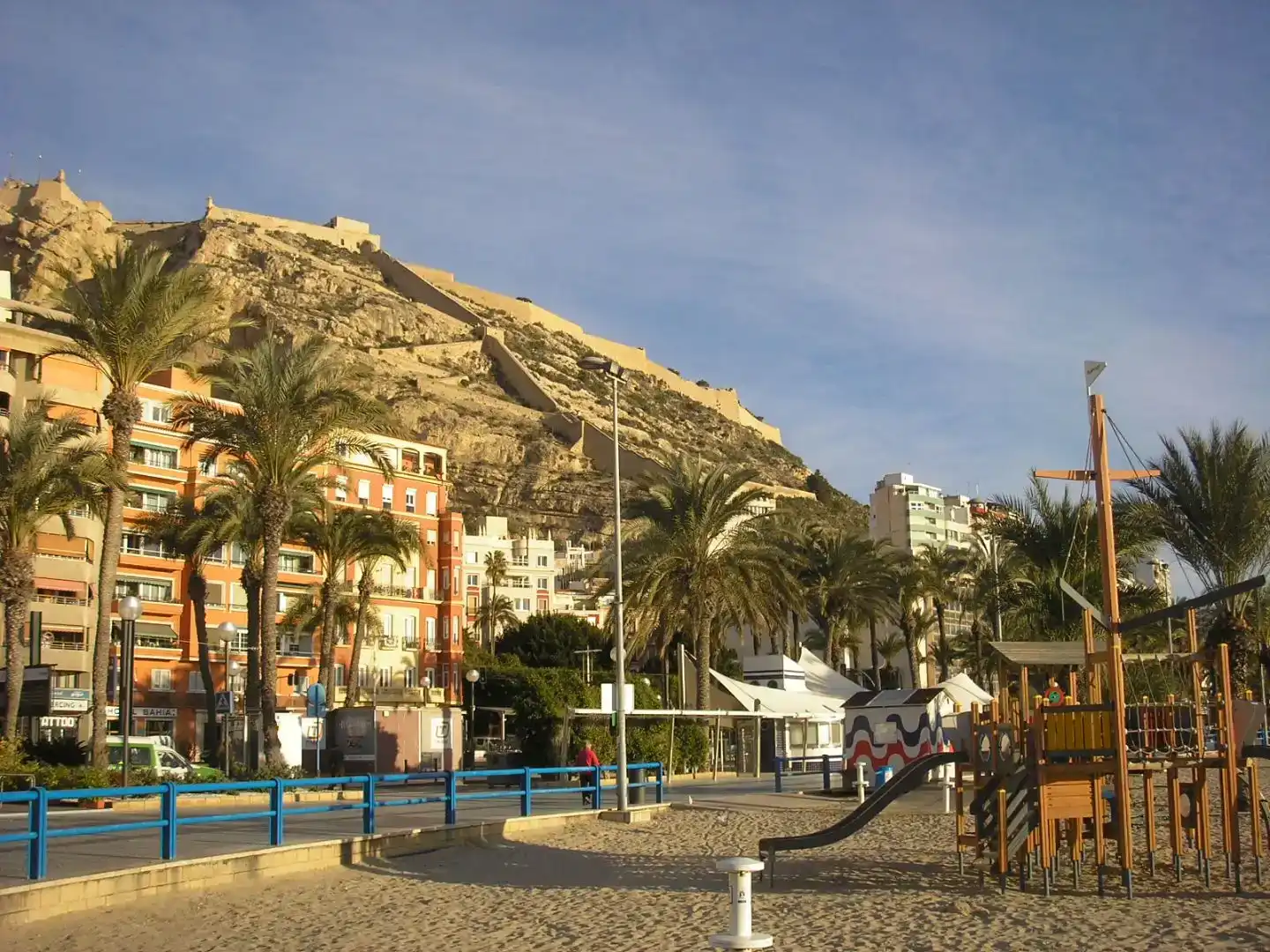 Vista exterior de Apartament en venda en Alicante / Alacant amb Aire condicionat, Piscina i Balcó