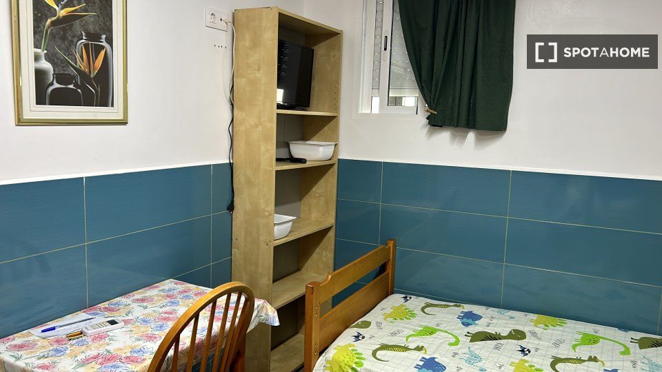 Habitación de Piso de alquiler en L'Hospitalet de Llobregat con Aire acondicionado, Calefacción y Amueblado