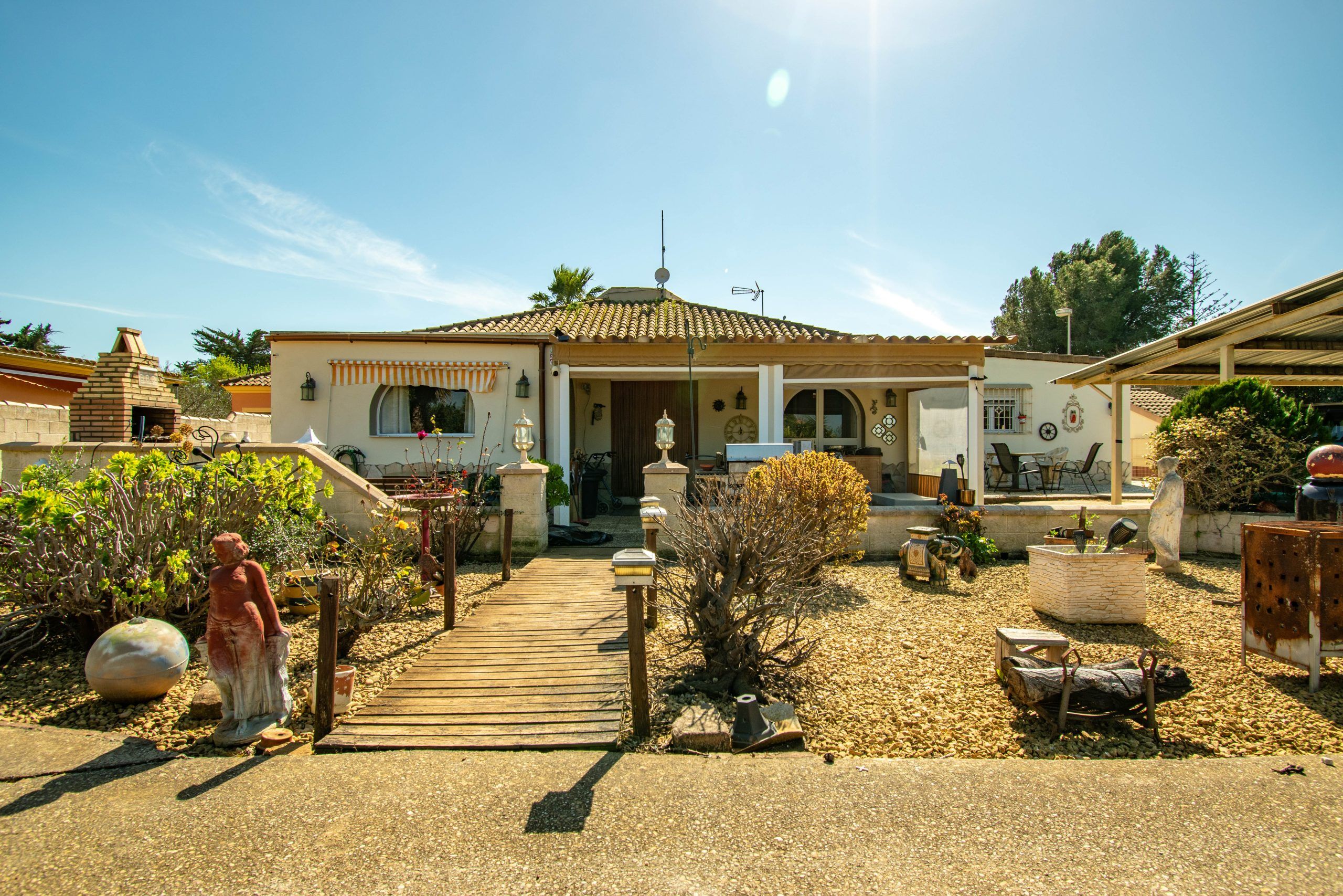 Exterior view of Houses for sale in Chiclana de la Frontera
