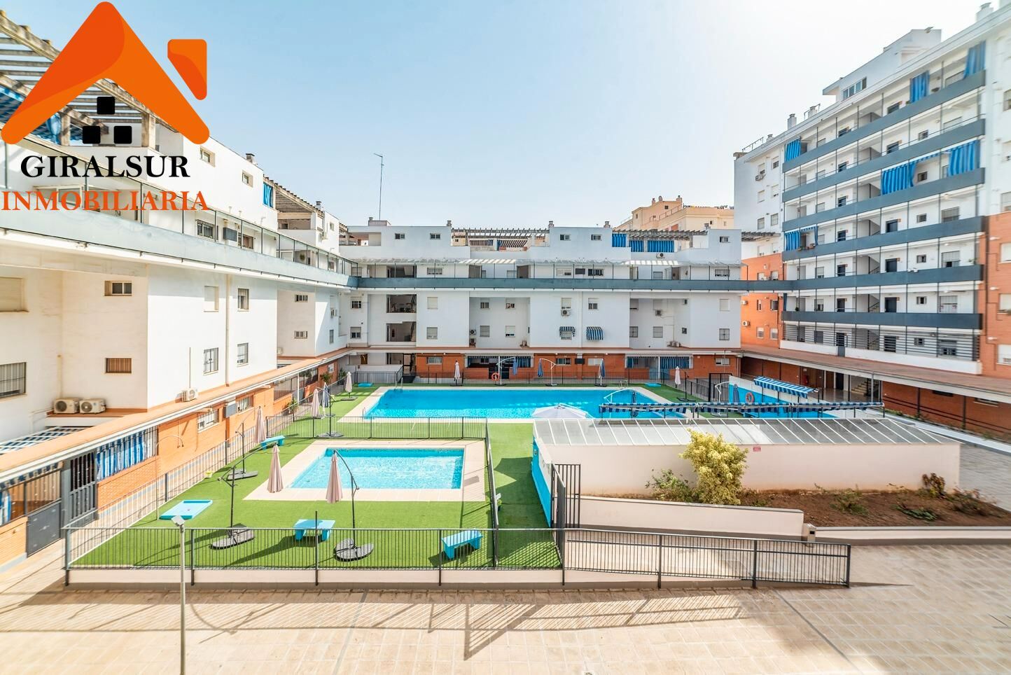 Vista exterior de Piso en venta en  Sevilla Capital con Aire acondicionado, Trastero y Piscina comunitaria