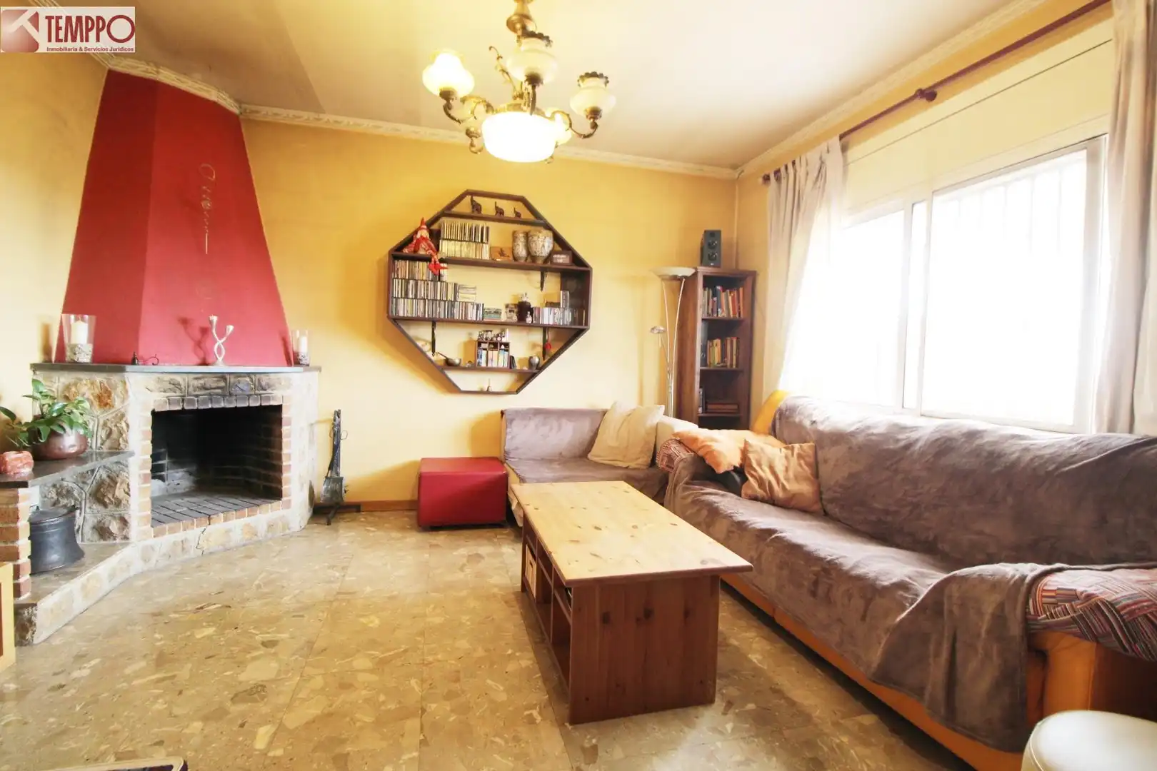 Sala d'estar de Casa o xalet en venda en La Bisbal del Penedès amb Calefacció, Jardí privat i Terrassa