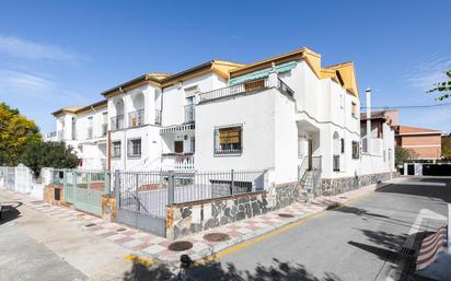 Vista exterior de Casa adosada en venda en Pinos Puente amb Terrassa i Balcó