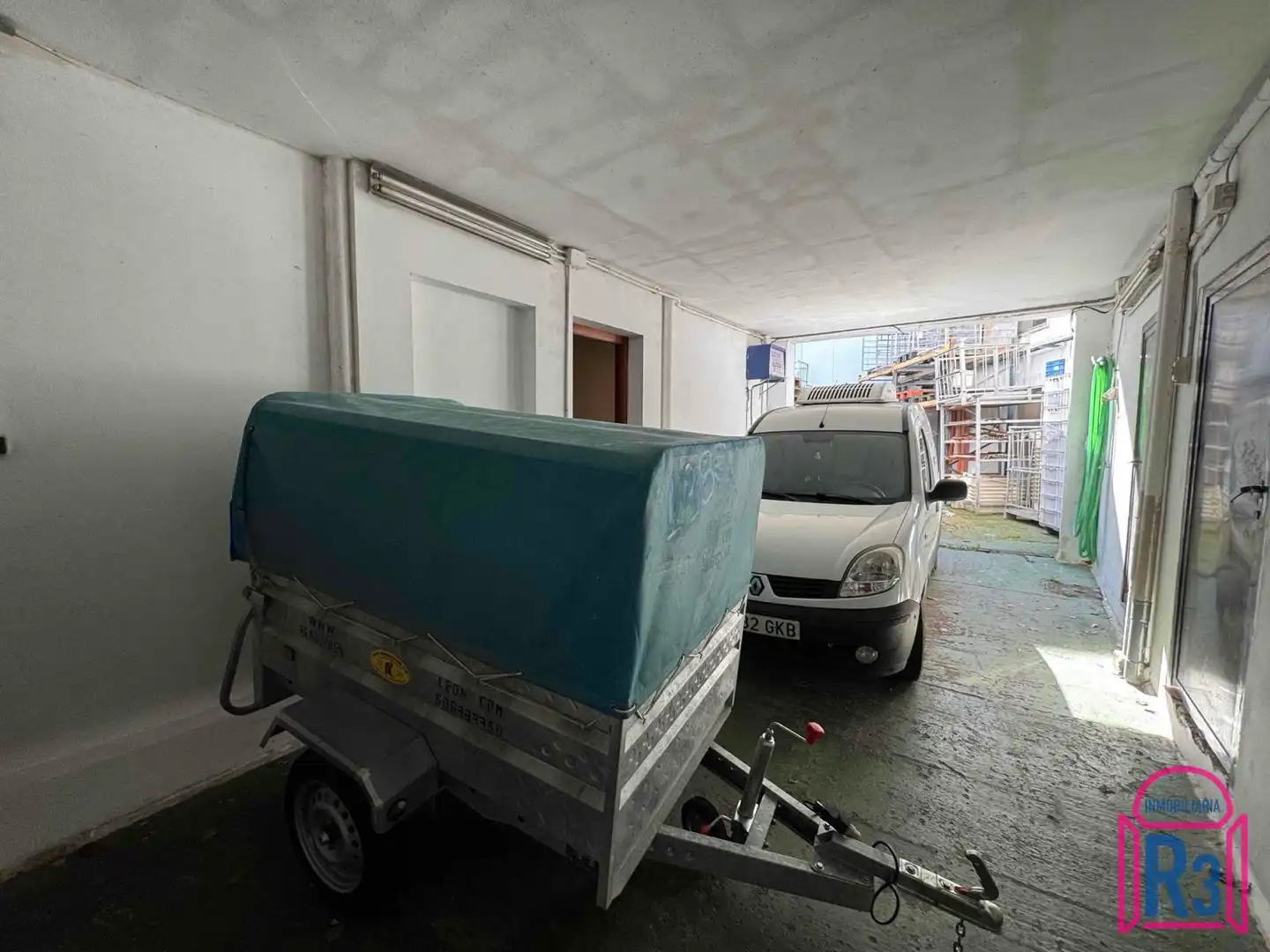Aparcament de Nau industrial en venda en Sariegos amb Calefacció