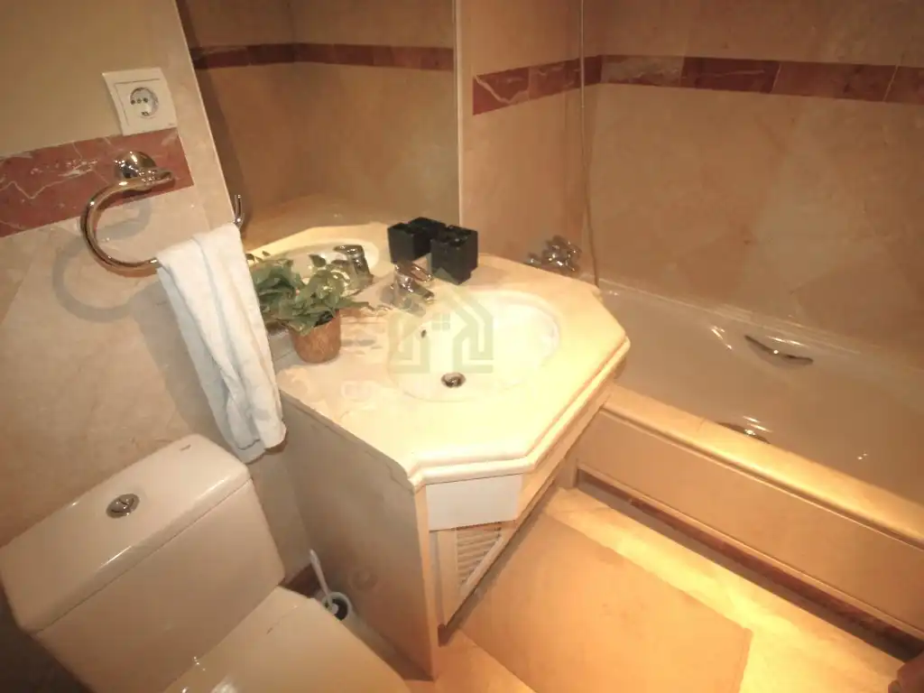 Badezimmer von Wohnung zum Verkauf in Marbella mit Klimaanlage, Privatgarten und Terrasse